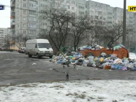 В Луцке горожане вынуждены терпеть горы мусора под окнами