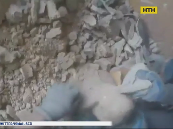 Живого младенца вытащили из-под завалов после взрыва в Сирии