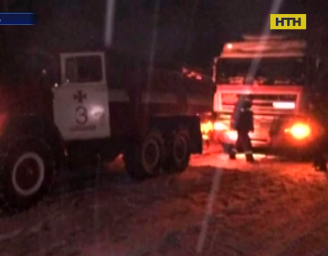 Непогода на Полтавщине: спасатели вытаскивали из снежных заносов крупногабаритный транспорт