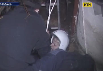 Львівські рятувальники визволили пенсіонерку з глибокої ями