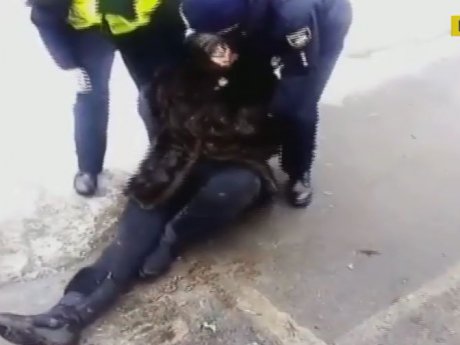 В столице спасли пьяную женщину, которая заснула в сугробе