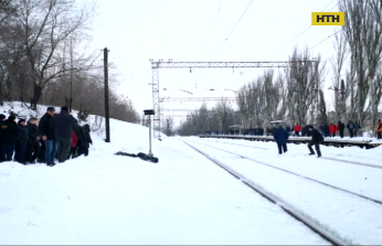 Двое мужчин устроили спор на путях и попали под электричку