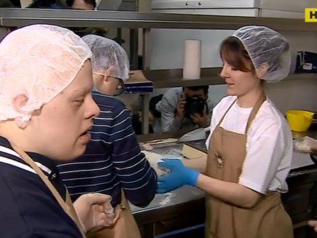 У Києві відкрили пекарню, в якій працюватимуть особливі діти