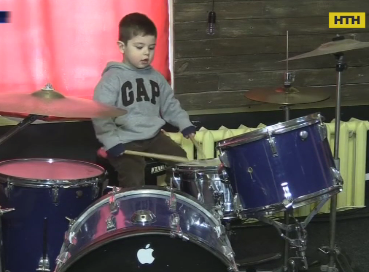 Двухлетний барабанщик Тарас Мироненко покорил соцсети