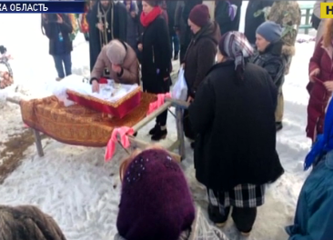 2-летнюю девочку, которую убил отец, похоронили в Черниговской области