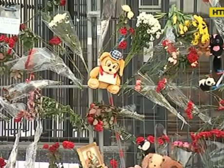 Украинцы несут цветы под стены российского посольства