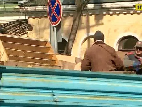 На Андріївському узвозі знесли кількі сотень МАФів