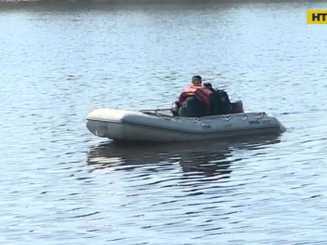 Водолази припинили пошуки відпочивальників, які рибалили на Дніпрі