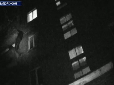 В Запорожье пьяный мужчина пытался попасть в собственную квартиру через балкон