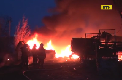 На Дніпропетровщині загасили пожежу в ангарі з вторсировиною