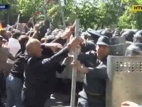 Армянский парламент утвердил Сержа Саргсяна на пост премьер-министра, несмотря на протесты
