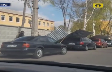 Строительный забор упал на припаркованные автомобили в Виннице