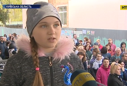 Батьки не пускають дітей до школи і вийшли на протест на Київщині