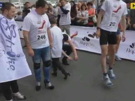 В Луцке мужчины и женщины наперебой соревновались в беге на каблуках