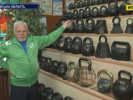 Уникальную коллекцию гирь собрал известный тренер из Полтавы