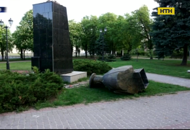 В Харькове неизвестные повалили памятник маршалу Георгию Жукову