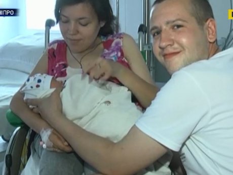 В Днепре женщина, прикованная к инвалидной коляске, и со сложной болезнью родила сына