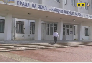 Бандити намагалися розрізати болгаркою банкомат у Рівненському коледжі