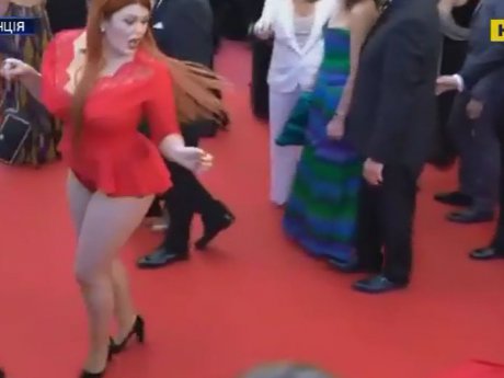 На червоній доріжці Канського фестивалю з російської моделі злетів одяг