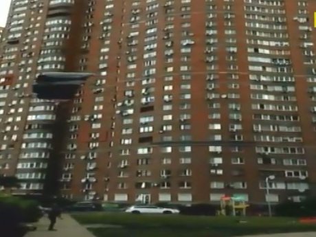 У Києві чоловік стрибнув із парашутом із вікна квартири