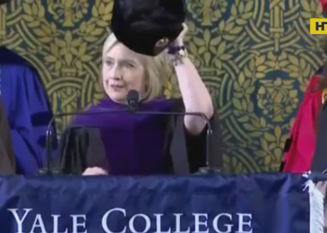 Хиллари Клинтон примерила шапку-ушанку