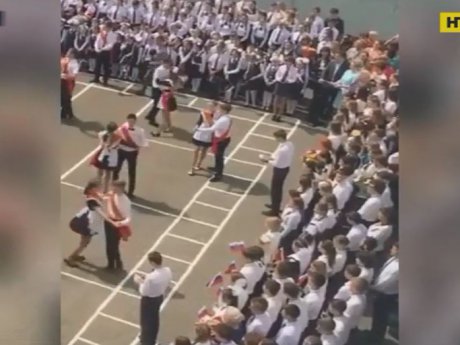 В России выпускник во время церемонии последнего звонка запустил в небо мертвого голубя