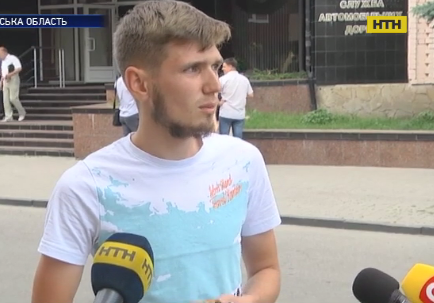 Автодорівець вдарив лопатою чоловіка, який зафільмував недоліки відремонтованої дороги