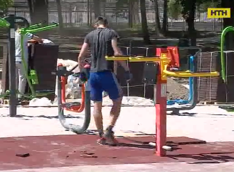 Киевляне несмотря на запрет тренируются на недостроенной спортплощадке