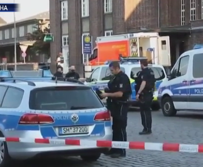 Мужчина подрезал полицейскую и ранил пассажира в поезде в Германии