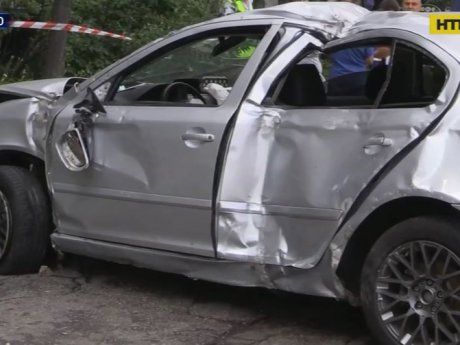 У Дніпрі автомобіль влетів у зупинку