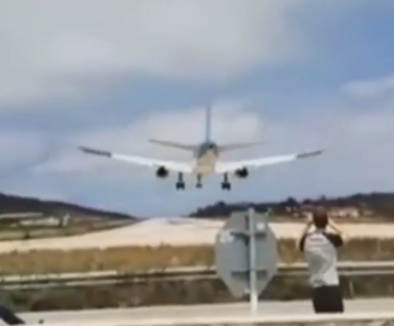 Літак збив із ніг туриста під час злету
