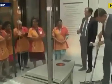 Премьер-министр Нидерландов вымыл пол в парламенте