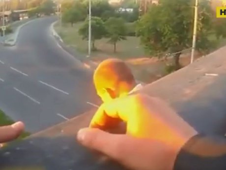 У Дніпрі патрульні врятували чоловіка, який хотів стрибнути з мосту