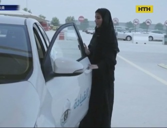 В Саудовской Аравии женщинам начали выдавать водительские удостоверения