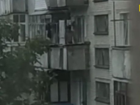 У Луцьку чоловік знущається з собаки у власній квартирі