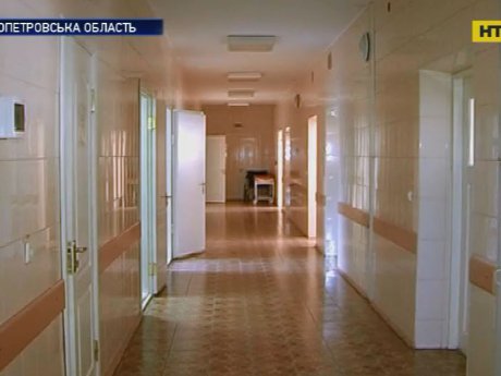 Компанія кримінальників вломилася до лікарні та знущалася з лікаря на Дніпропетровщині