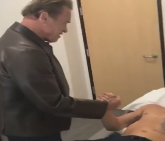 Арнольд Шварценеґґер навідав у лікарні Лос-Анджелеса українського боксера Василя Ломаченка