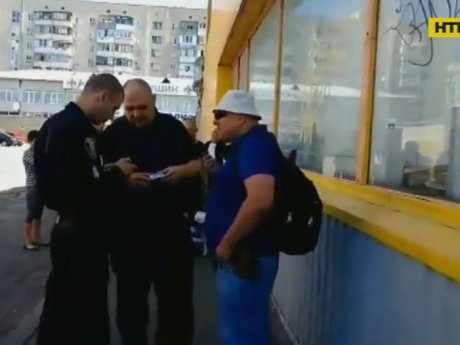 В Киеве зоозащитники поймали и привезли в полицию известного догхантера Алексея Святогора