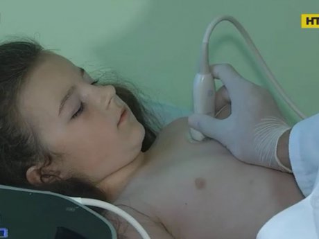 У Києві, в Інституті серця, медики провели унікальну операцію 6-річній дівчинці
