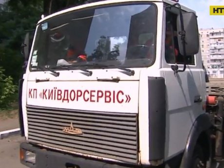 В Киеве коммунальщики начали масштабную чистку и уже вывозят брошенные автомобили