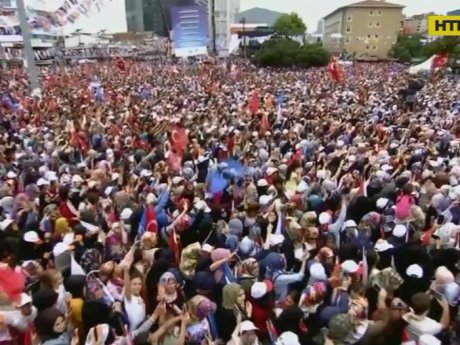 У Туреччині в переддень президентських виборів мільйони людей вийшли на мітинг на підтримку Мухаррема Індже