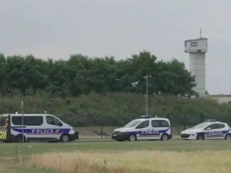 У Франції шукають одного з найвідоміших злочинців країни, який втік із в`язниці на гелікоптері