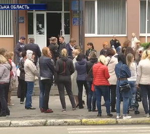 Вчителі з батьками учнів  захищають гімназію на Рівненщині