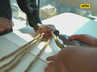 Мужчина с самыми длинными в мире ногтями обрезал свои когти