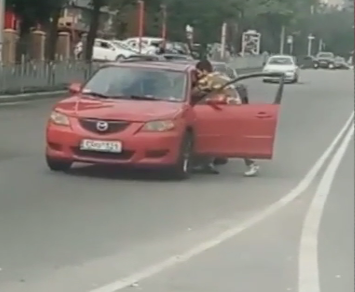 В Киеве пешеход подбежал к автомобилю, и пытался вытащить водителя