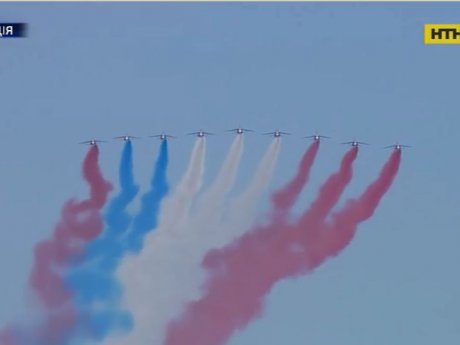 В Париже сегодня празднуют День республики