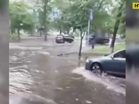 Сильні дощі та грози знову накрили Україну