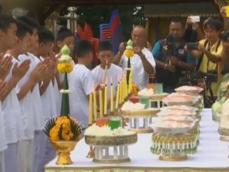 У Таїланді врятовані із затопленої печери хлопчики стануть послушниками буддиського храму