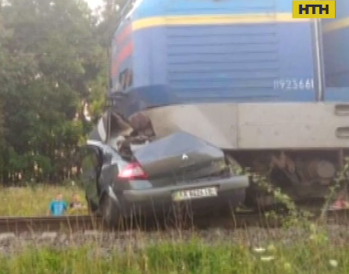 2 человека погибли в аварии на железнодорожном переезде в Киевской области