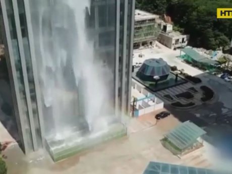 Унікальний хмарочос зі стометровим водоспадом на фасаді побудували в Китаї